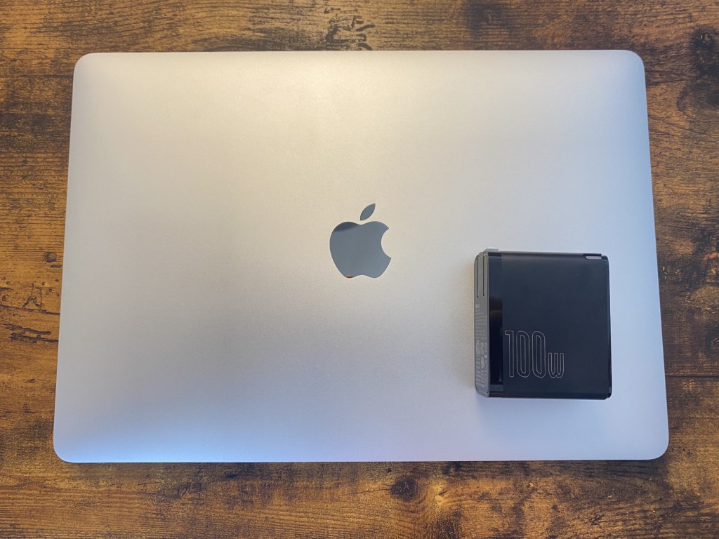 MacBook Pro 13インチとBaseus GaN2 Fast Chargerのサイズを比較した写真